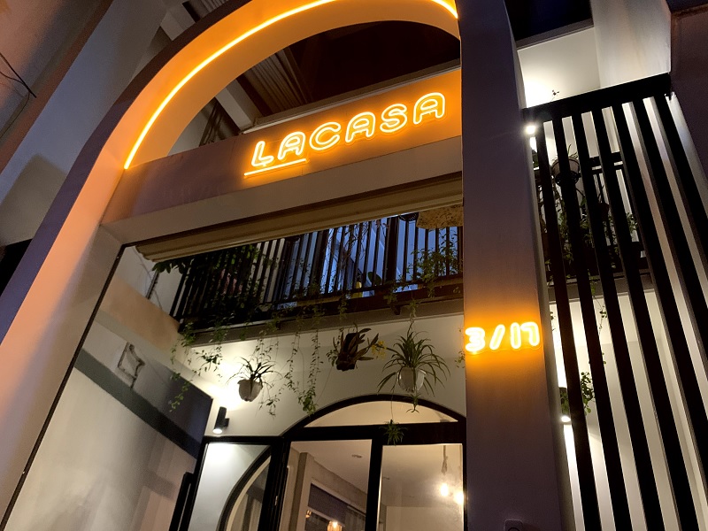 Lacasa là homestay Huế với thiết kế hiện đại nhưng phong cách và giá cả bình dân.